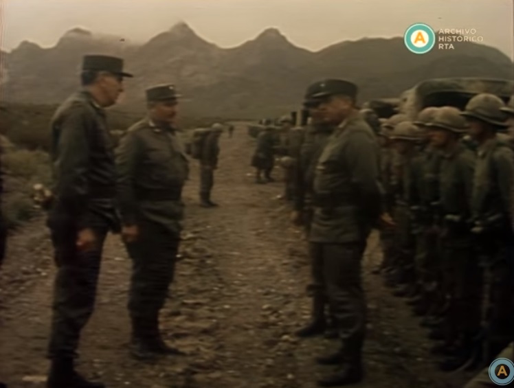[Auxiliares de noticias: Nicolaides pasa revista a las tropas del Ejército en Mendoza]